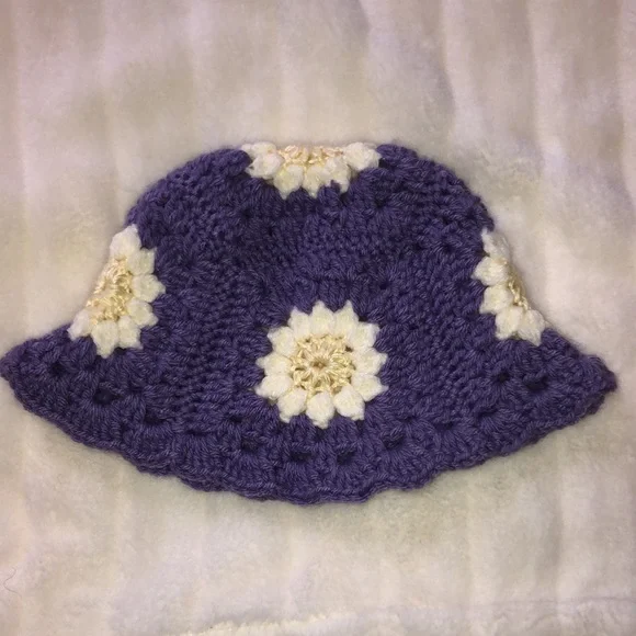 ⭐️SOLD⭐️Handmade crochet purple daisy bucket hat - Picture 2 of 3